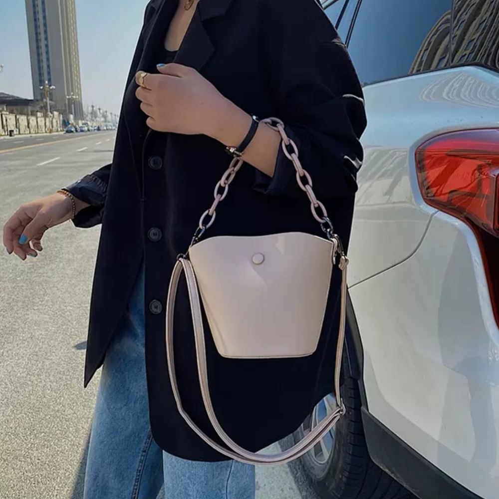 Minimalist chain bag in taupe